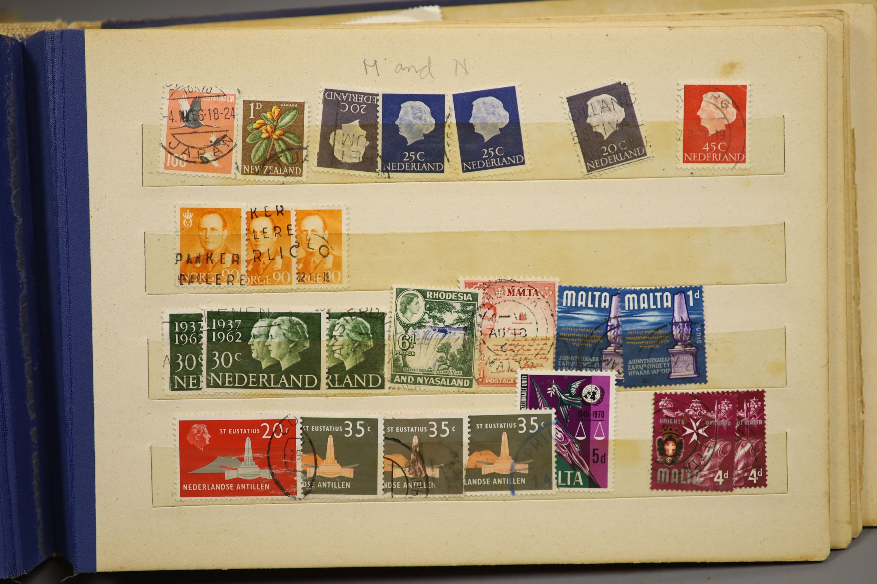 A quantity of world stamps